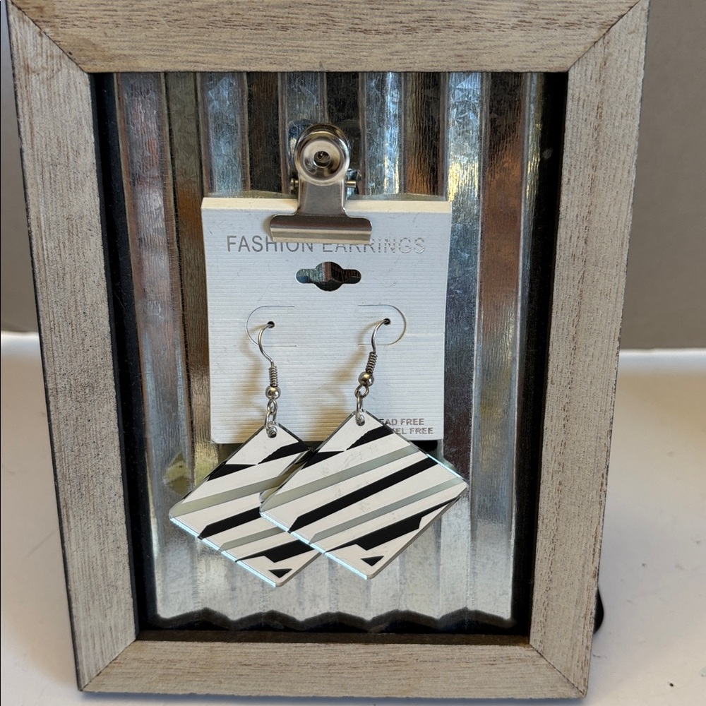 💕5/25💕Silver Striped Earrings 2.5”